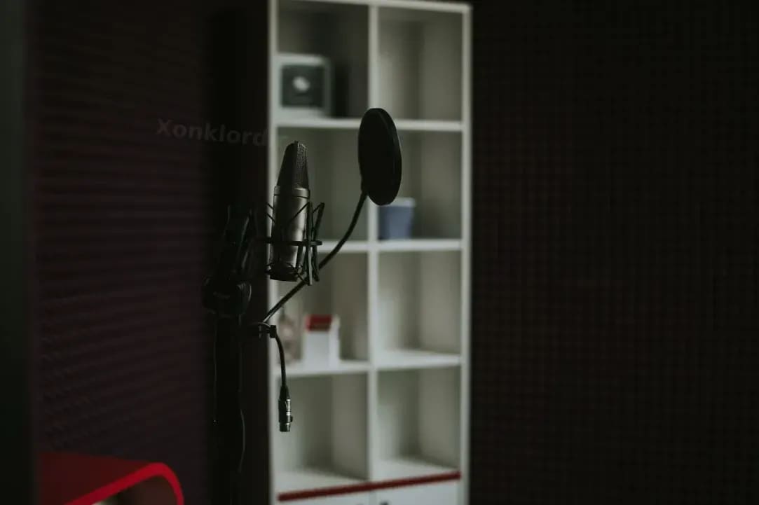 Dietro le quinte di una sessione podcast: dal microfono al montaggio